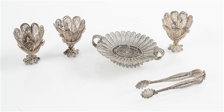 Lotto composto da cinque oggetti in filigrana d'argento.