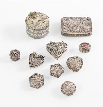 Lotto composto da dieci scatoline in filigrana d'argento.