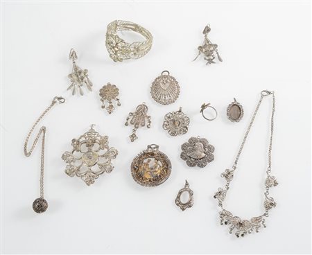 Lotto composto da quindici gioielli in filigrana d'argento.