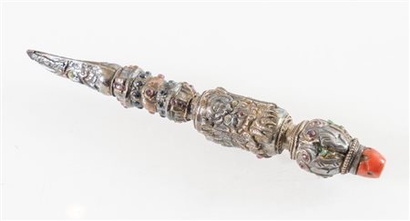 Birmania,  pugnale cerimoniale in argento parzialmente dorato.