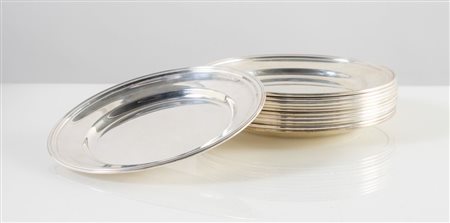 GREGGIO RINO, Padova, XX secolo. Lotto composto da dodici piatti in argento 800.