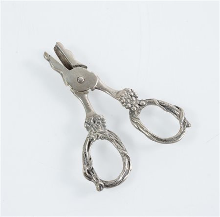 Italia, dal 1968. Piccole forbici in argento 800.