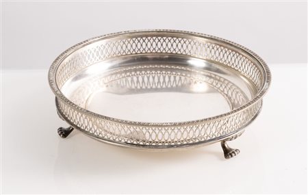 Italia, XX secolo. Alzata traforata in argento 800.