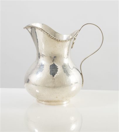 Italia, XX secolo. Brocca in argento 800.