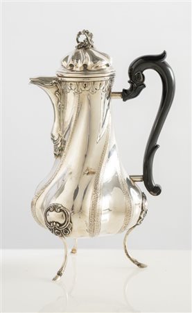 Italia, XX secolo. Caffettiera in argento 800.