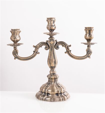 Italia, XX secolo. Candelabro in argento 800.