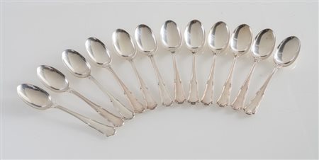 Italia, XX secolo. Lotto composto di dodici cucchiaini in argento 800.