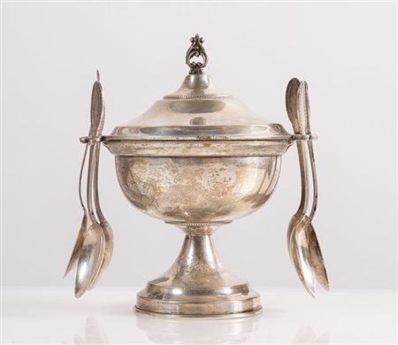 Italia, XX secolo. Zuccheriera in argento 800, con sei cucchiaini in argento 800.