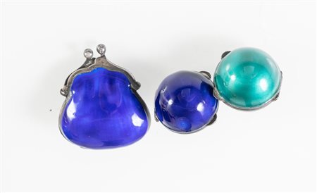 Lotto composto da tre portapillole in argento 800 e smalti.