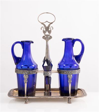 Milano, XX secolo. Oliera in argento 800.