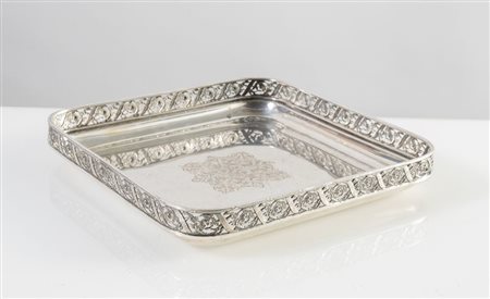 Milano, XX secolo. Vassoio in argento 800.