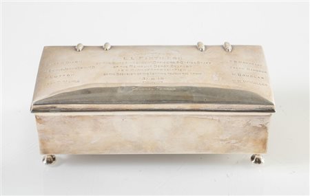 Sharman D Neill, Dublino, 1915-1916. Scatola in argento 925, con fondo e interno in legno.