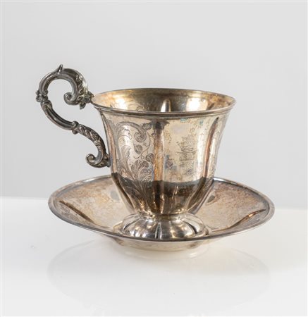 Tazzina e piattino in argento.