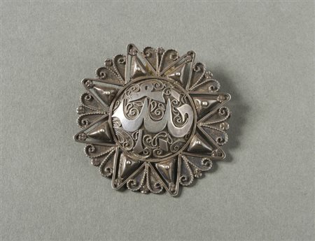  Arte Islamica - Medio Oriente.
Spilla pendente in argento. 
Bella patina. .