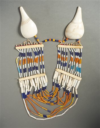  Arte Indiana - Angami, Nagaland. 
Collana con perline, osso, fibre, e conchiglie. 
difetti visibile e da segnalare la mancanza della conchiglia centrale che funzionava da contrappeso.
