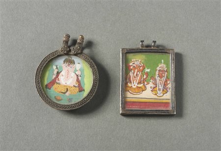  Arte Indiana - India. 
Due pendenti in argento, vetro carta e pigmenti.
Difetti visibili, un vetro rotto e segni d'uso. 
.