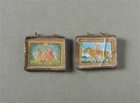  Arte Indiana - India. 
Due pendenti in argento, vetro carta e pigmenti.
Difetti visibili, un vetro rotto e segni d'uso .