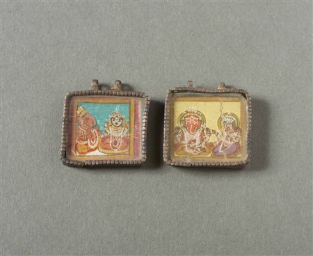  Arte Indiana - India. 
Due pendenti in argento, vetro carta e pigmenti.
Difetti visibili, un vetro rotto e segni d'uso 
.