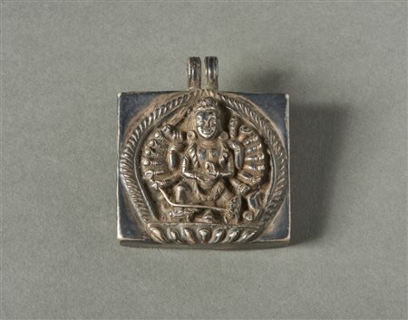  Arte Indiana - India. 
Pendente da collana in argento e rame raffigurante la dea Kali. 
In patina. .