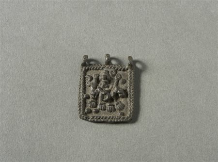  Arte Indiana - India. 
Pendente in lega di rame. 
Con patina. .