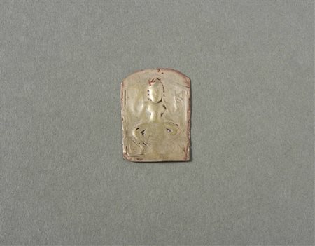  Arte Indiana - India. 
Placca in argento con figura di divinità e tracce di policromia. .