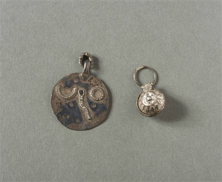  Arte Indiana - India. 
Lotto composto da due pendenti in argento di forma circolare e forma sferica. .