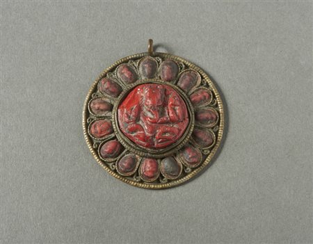  Arte Indiana - India. 
Pendente in lega di rame e pasta vitrea. 
difetti visibili e segni d'uso. .