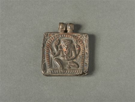  Arte Indiana - India. 
Pendente da collana in argento con raffigurazione di Ganesh, tracce di policromia, difetti e segni d'uso.