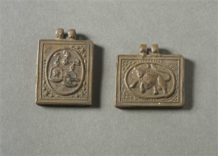  Arte Indiana - India. 
Coppia di pendenti da collana in lega metallica. .