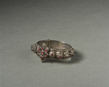  Arte Indiana - India. 
Bracciale con chiusura a vite.
Argento in  filigrana e paste vitree o granati. .