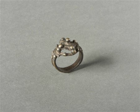  Arte Indiana - India. 
Anello con decorazione geometrica romboidale e sfere. 
Lega di rame. .