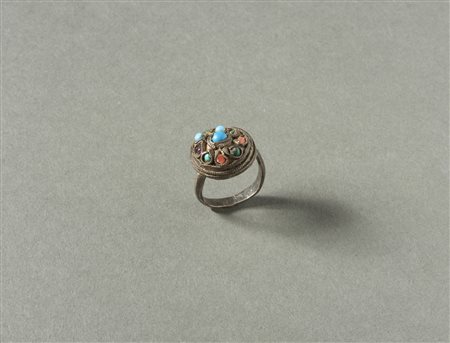  Arte Indiana - India. 
Anello in argento con paste vitree policrome. .