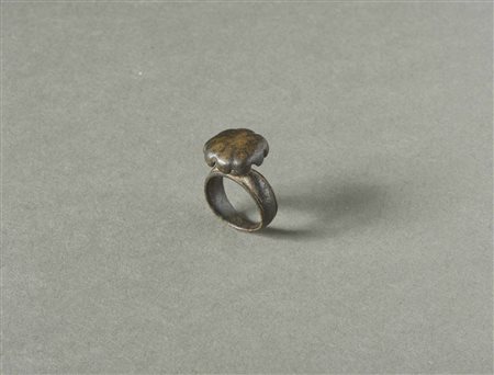  Arte Indiana - India.
Anello in lega di rame con decorazione floreale.
In patina.