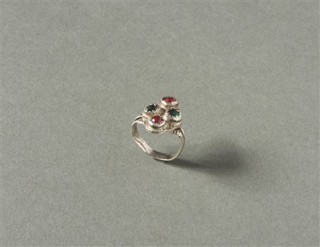  Arte Indiana - India. 
Anello in argento e paste vitree. 
Difetti e segni d'uso. .