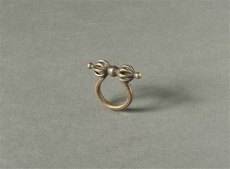  Arte Indiana - India. 
Anello in lega di rame con Vajra. .