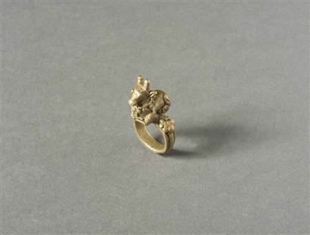  Arte Indiana - India. 
Anello in lega di rame e divinità Nandi. .