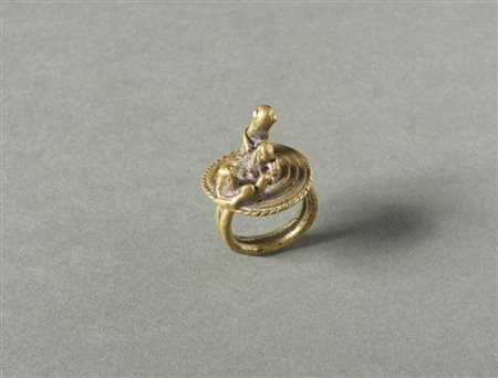  Arte Indiana - India. 
Anello in lega di rame con altare Shiva Lingam. .