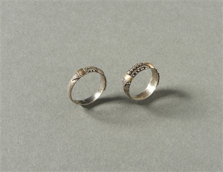  Arte Sud-Est Asiatico - Coppia di anelli in argento e oro. .