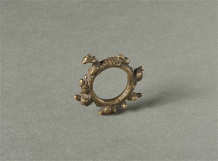  Arte Indiana - India. 
Anello con figure stilizzate in lega di rame.  
Con discreta patina. .
