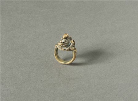  Arte Indiana - India. 
Anello in lega di rame con altare Shiva Lingam. .