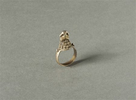  Arte del Medio Oriente  - India o Medio oriente. 
Anello in argento con lavorazione granulare ed una testina antropomorfa stilizzata gianiforme. 
.