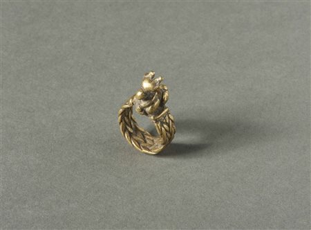  Arte Indiana - India. 
Anello in lega di rame intrecciato e con divinità Nandi. .