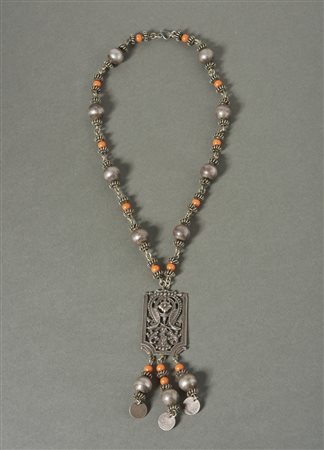  Arte Himalayana - Nepal o India del Nord. 
Collana in argento, paste vitree e corallo. .