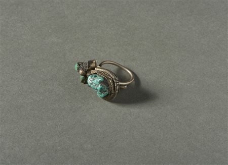  Arte Tibetana - Tibet.
Anello in argento con turchese e pece.
Difetti visibili e segni d'uso. .