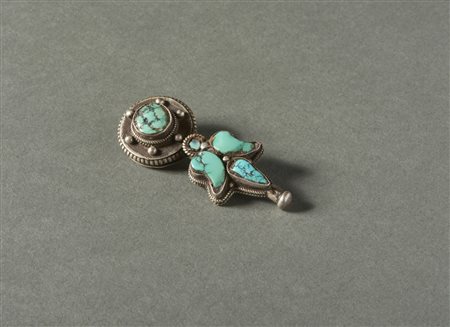  Arte Tibetana - Tibet. 
Orecchino  in argento, turchesi e pece. 
Difetti visibili e segni d'uso. .