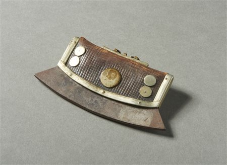  Arte Tibetana - Tibet. 
Borsellino/ insegna di rango e necessaire per accendere il fuoco. 
Ferro, cuoio, rame e lega d'argento. 
Segni d'uso.