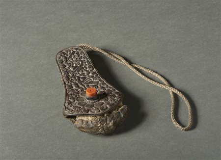  Arte Tibetana - Tibet- Mongolia. 
Borsetta porta necessaire per cucito.
Cuoio, argento sbalzato e corallo. 
Difetti visibili, bella patina  e notevoli segni d'uso. 
.