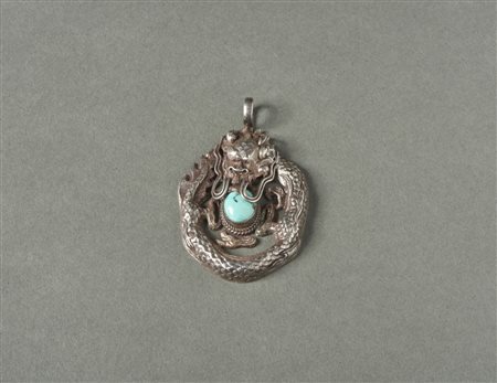 Arte Cinese - Cina. 
Pendente in argento con turchese. 
Segni d'uso. .
