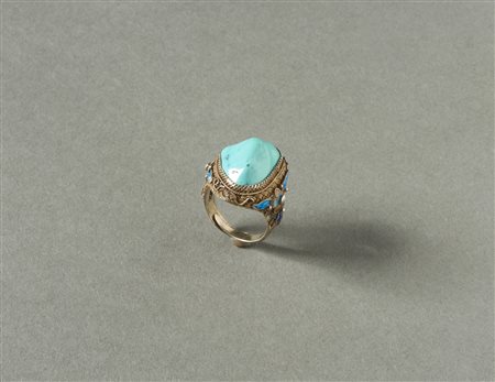  Arte Cinese - Cina. 
Anello in argento lavorato in filigrana e  dorato, smalti e turchesi. 
.