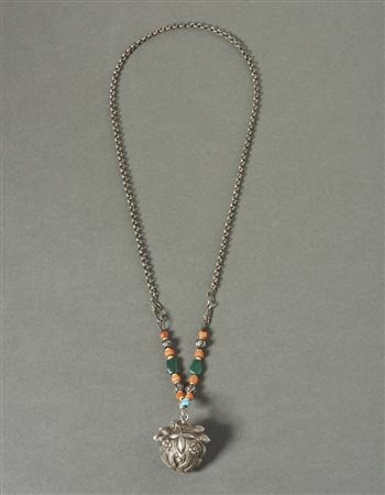  Arte Cinese - Cina.
Collana con sonaglio. 
Argento e turchese, malachite, osso e corallo. 
Segni d'uso. .